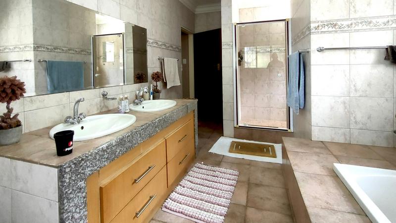16 Bedroom Property for Sale in Middelburg Rural Eastern Cape